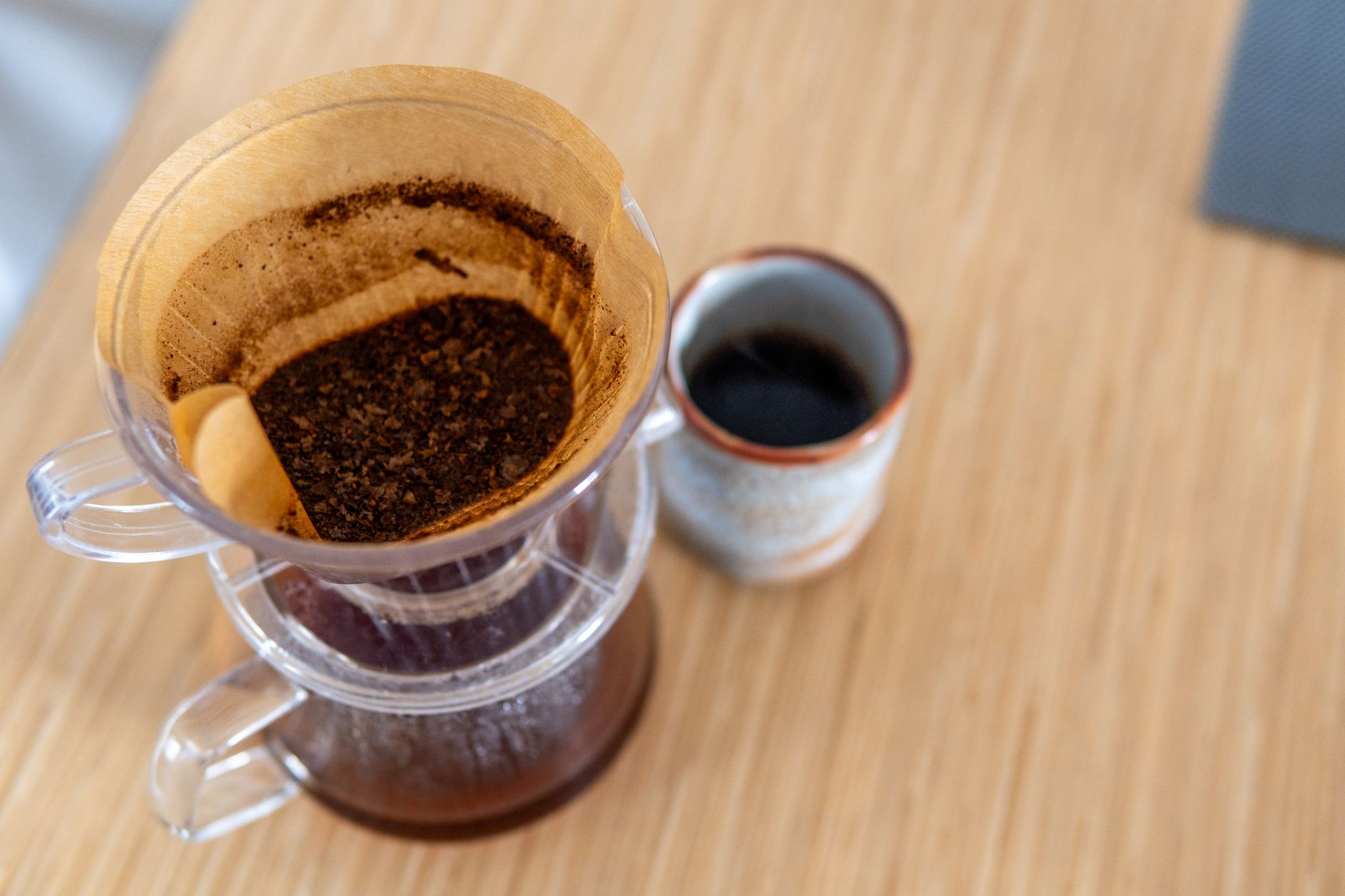 ハンドドリップでコーヒーを淹れる様子