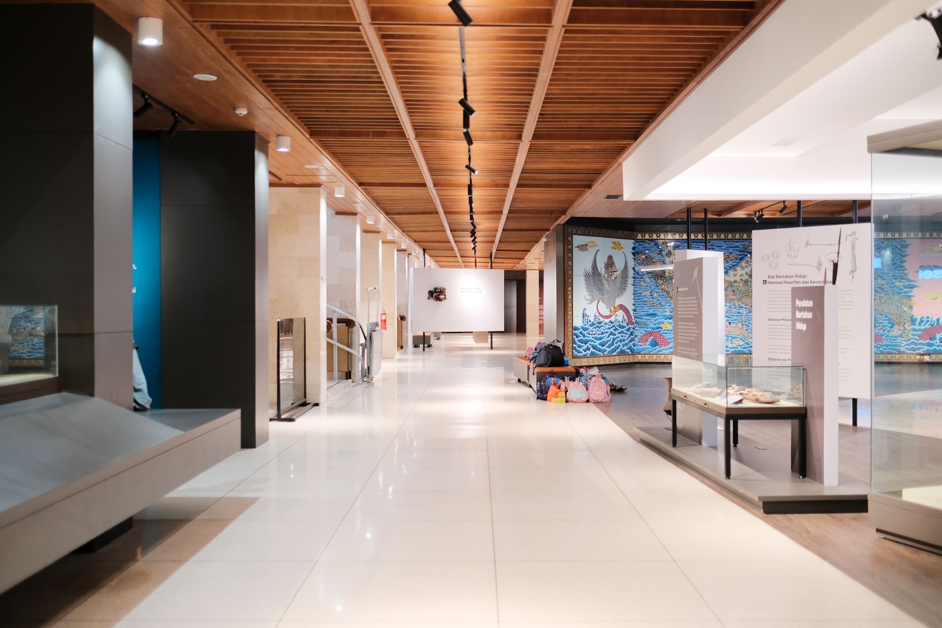 展示物が並ぶ明るい美術館の通路