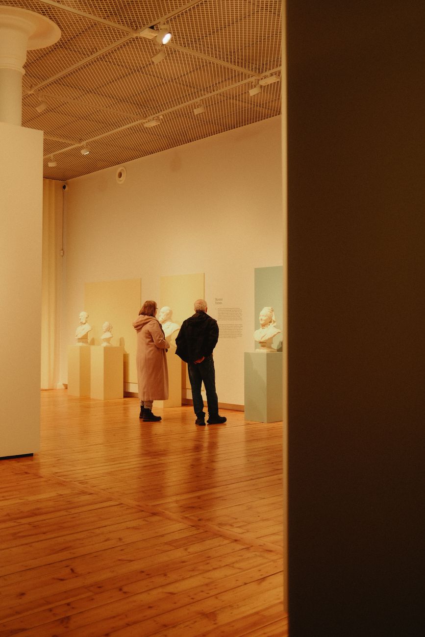 美術館の展示室を鑑賞する来場者