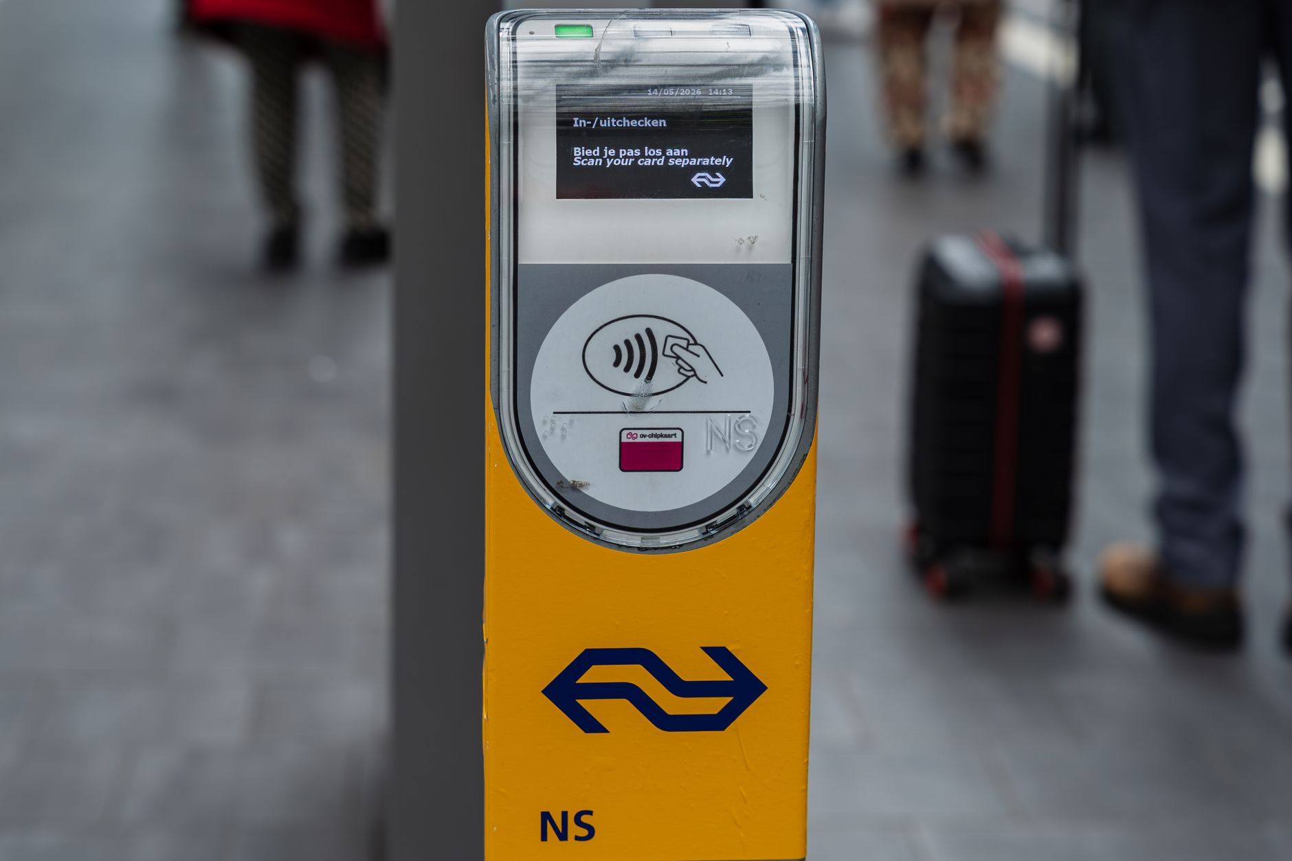 海外の駅の非接触型カードリーダー