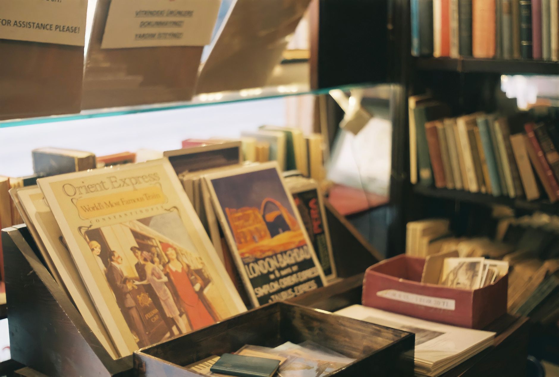 本がぎっしりと並ぶ書店の書棚