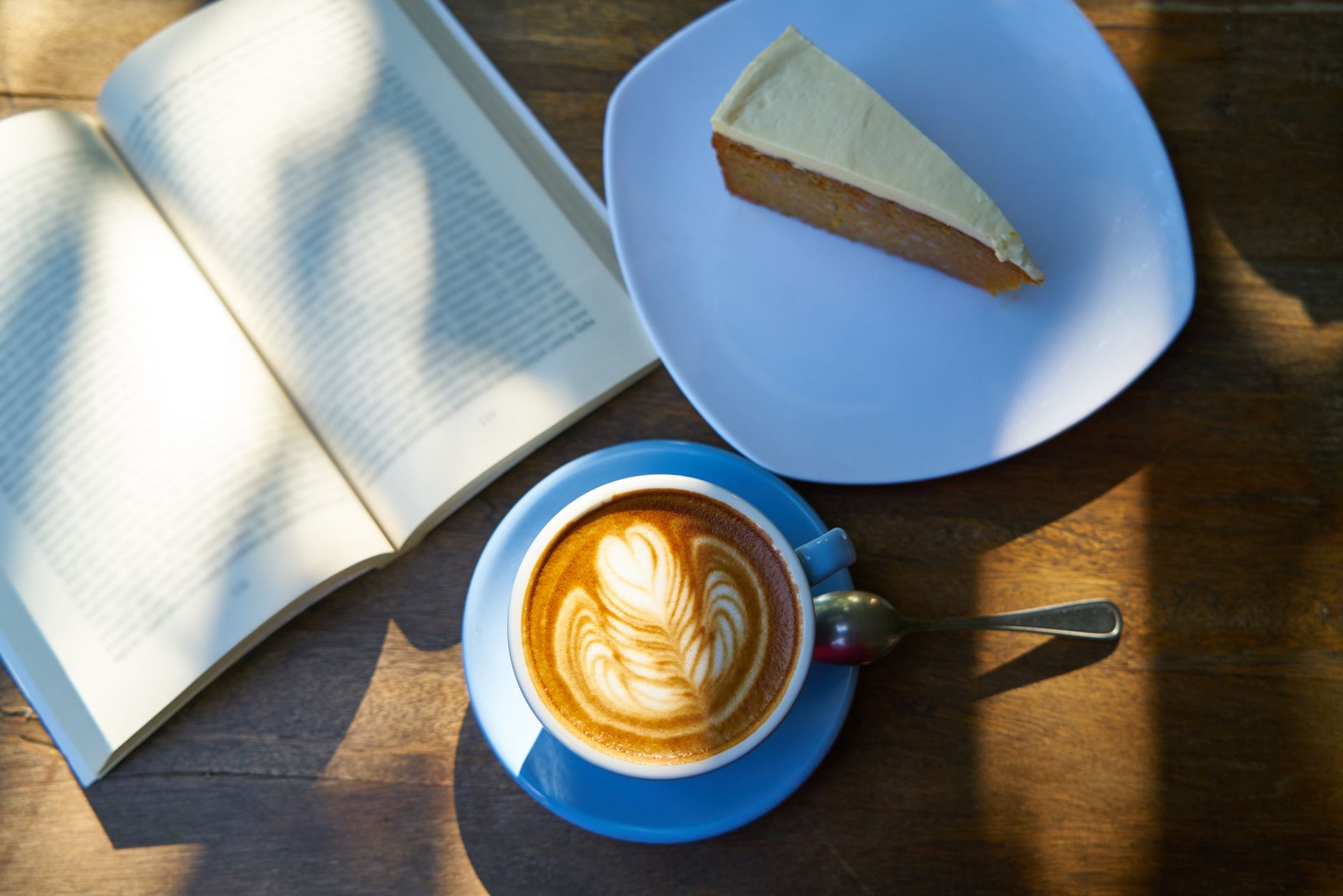 カフェで本を読みながらくつろぐ時間