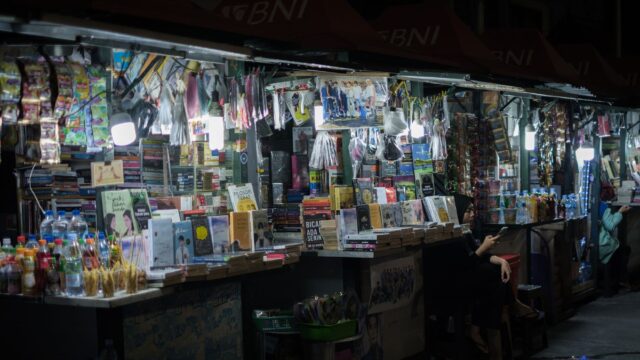 路上に並ぶ古書市の本の山