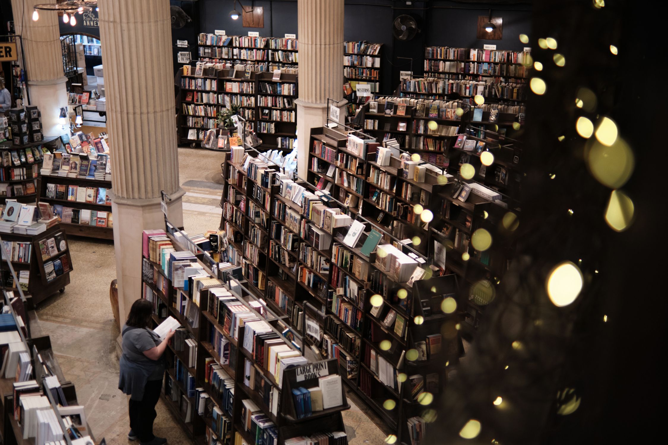 円柱が並ぶ広々とした書店の書棚