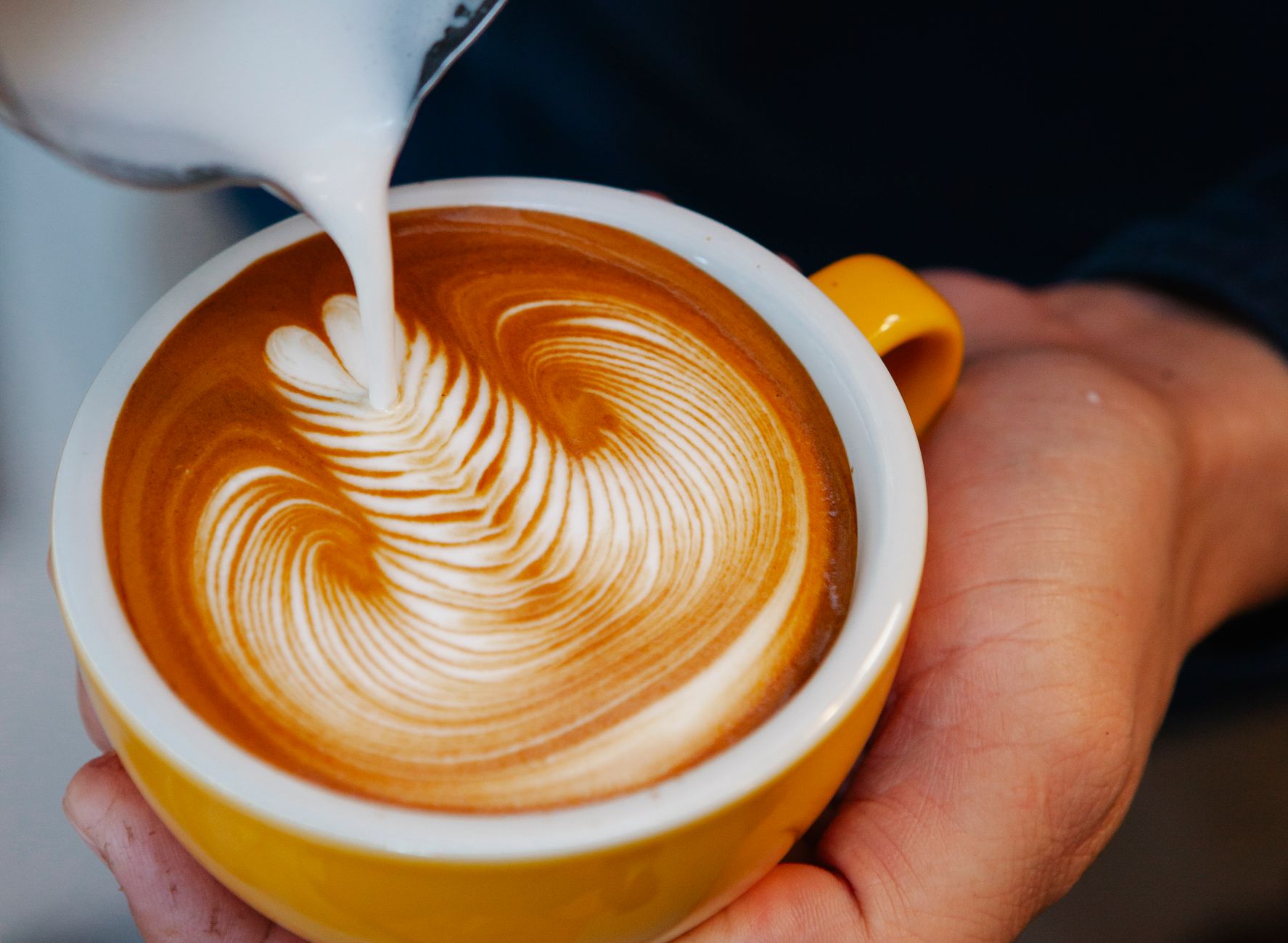 バリスタがコーヒーを丁寧に淹れる様子
