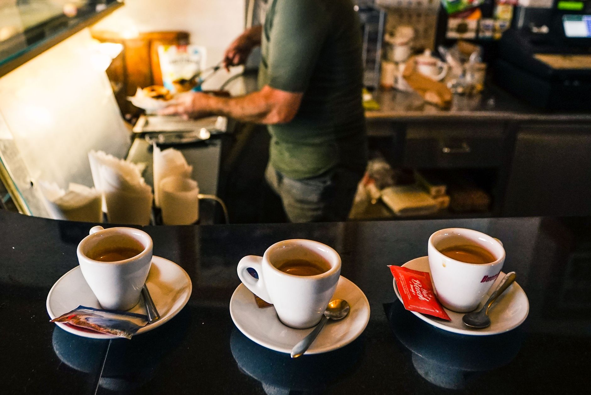 コーヒーカウンターに置かれたカップ