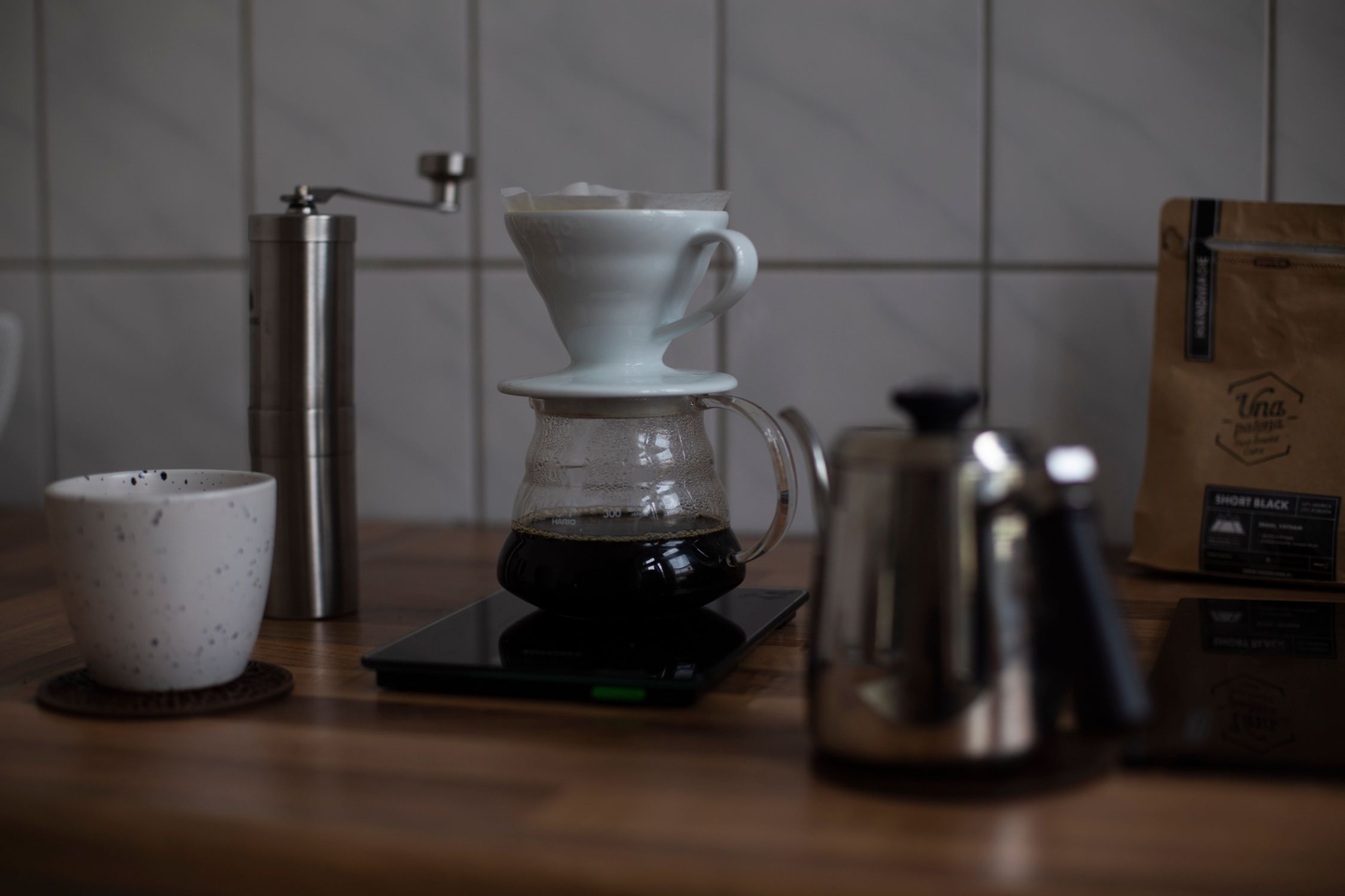 自宅でハンドドリップ器具を使ってコーヒーを淹れる様子