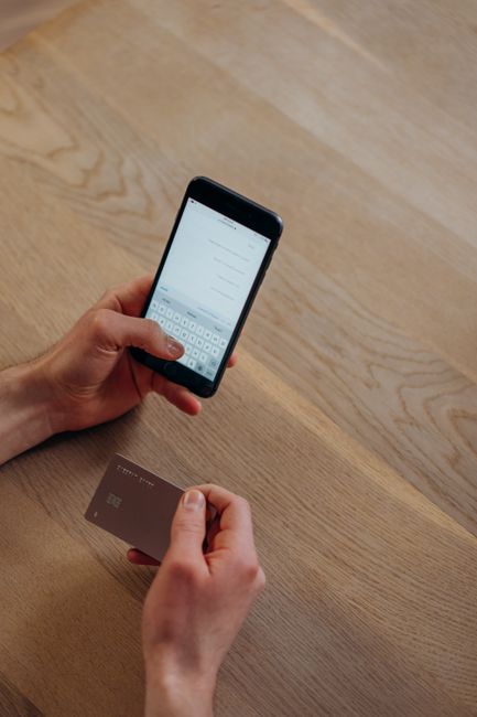スマートフォンでモバイルバンキングを操作する様子