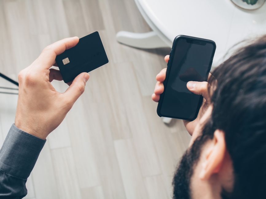 スマートフォンでキャッシュレス決済をする手元