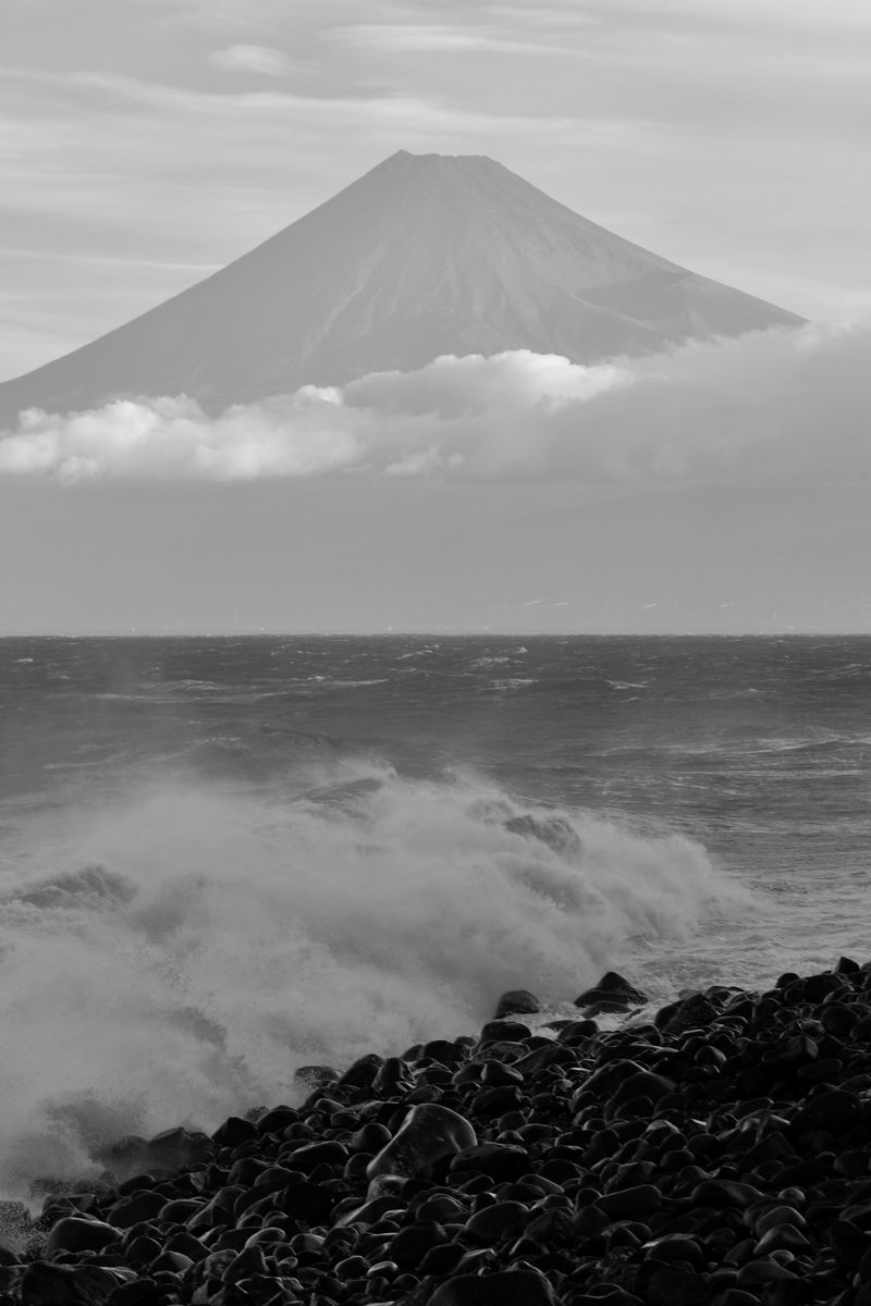 荒々しい波と富士山の風景