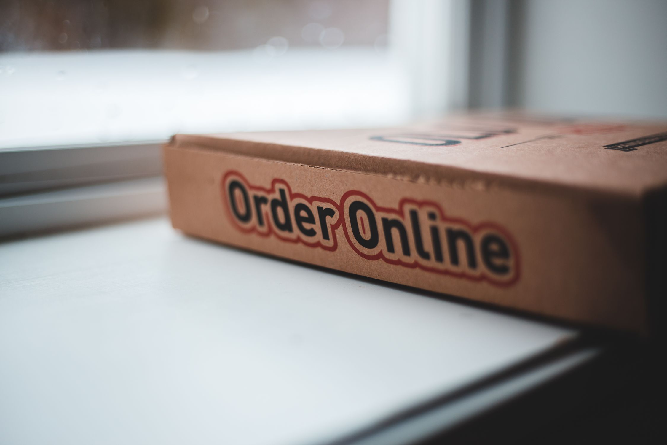 「Order Online」と書かれた配送用の段ボール箱