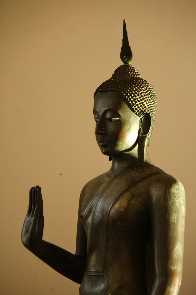 穏やかな表情の金銅仏像