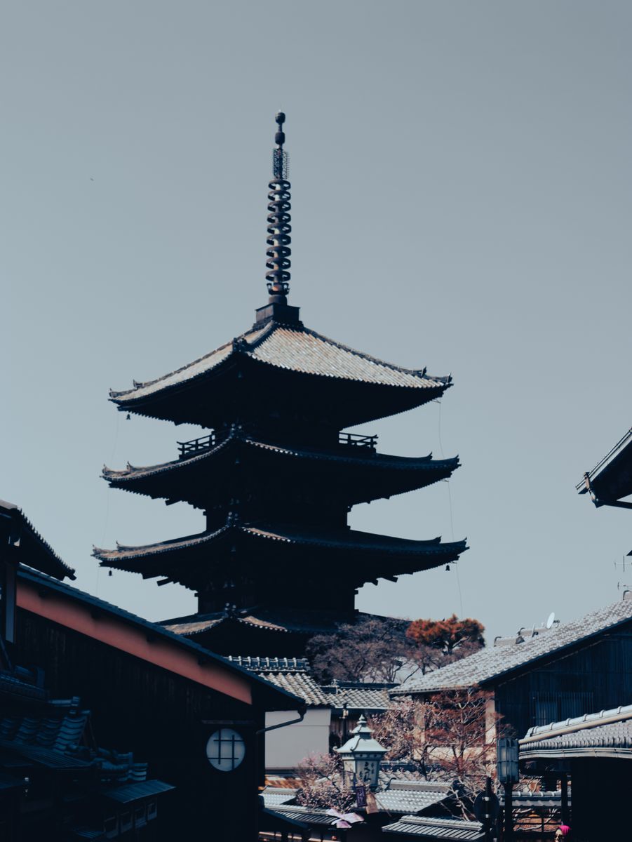 そびえ立つ寺院の塔