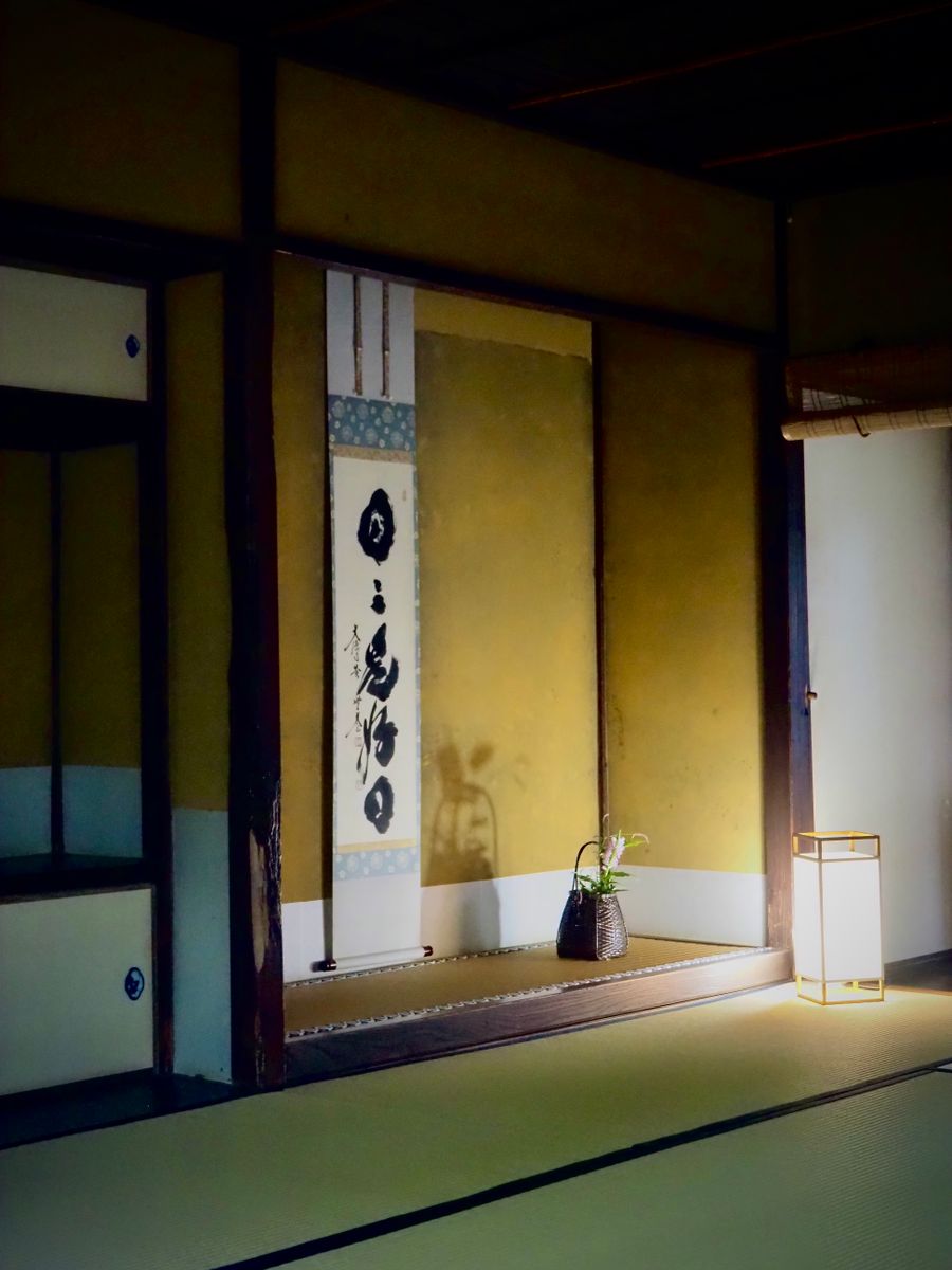 床の間に掛け軸のある和室