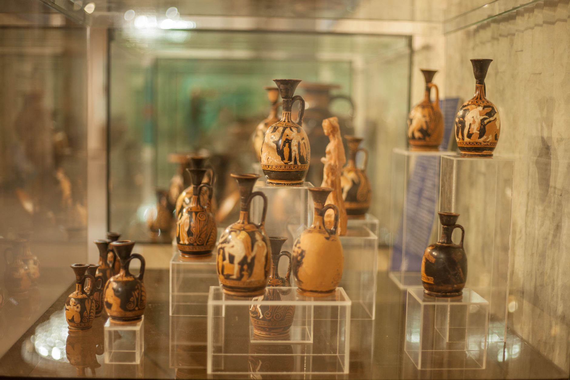 博物館に展示された古代の陶器コレクション