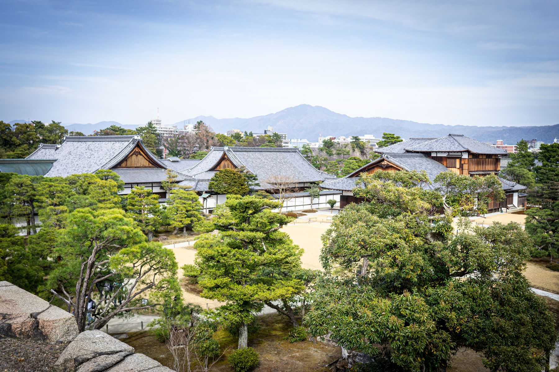 二条城と緑豊かな庭園