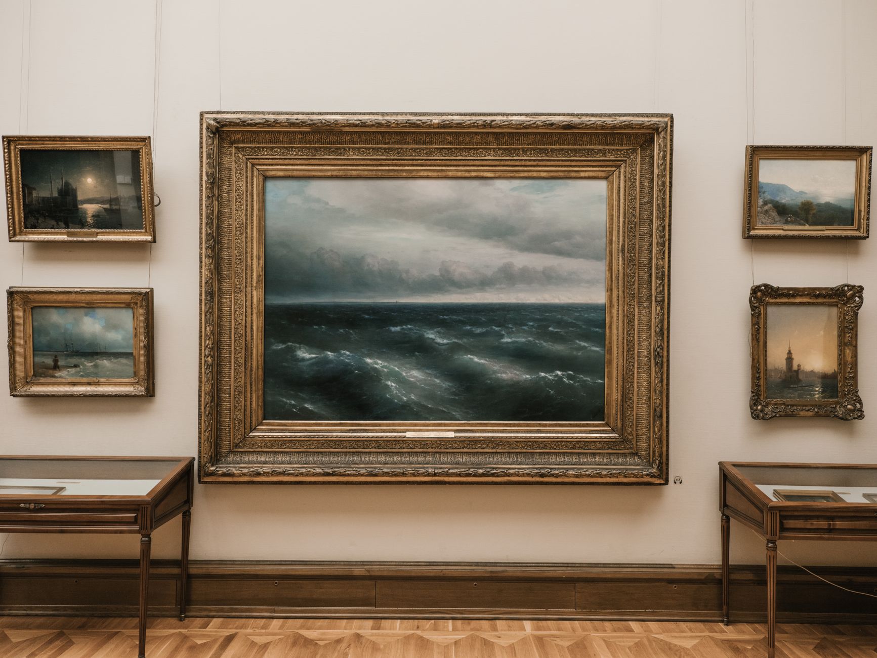美術館に展示された絵画