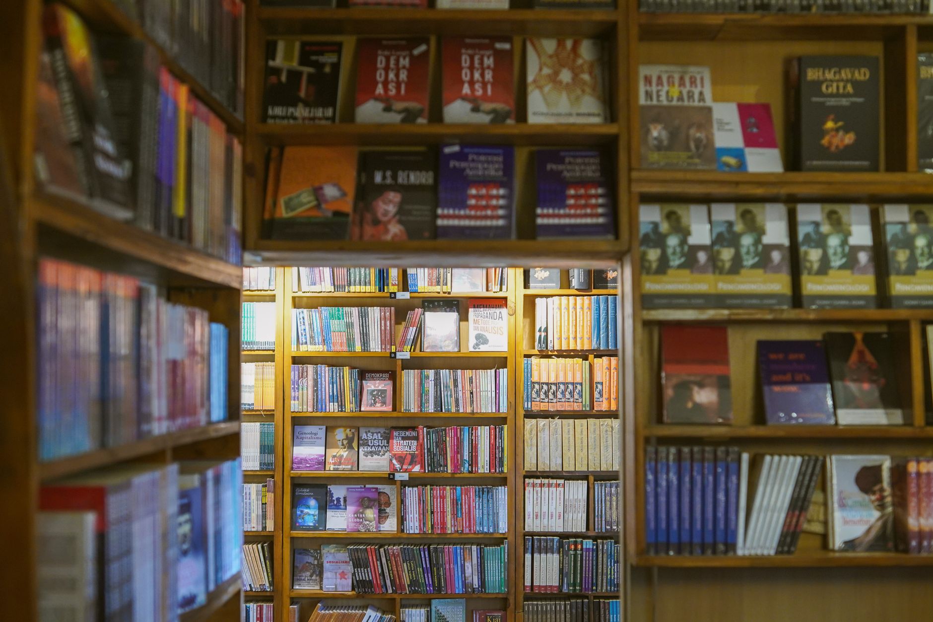 海外の書店の本棚