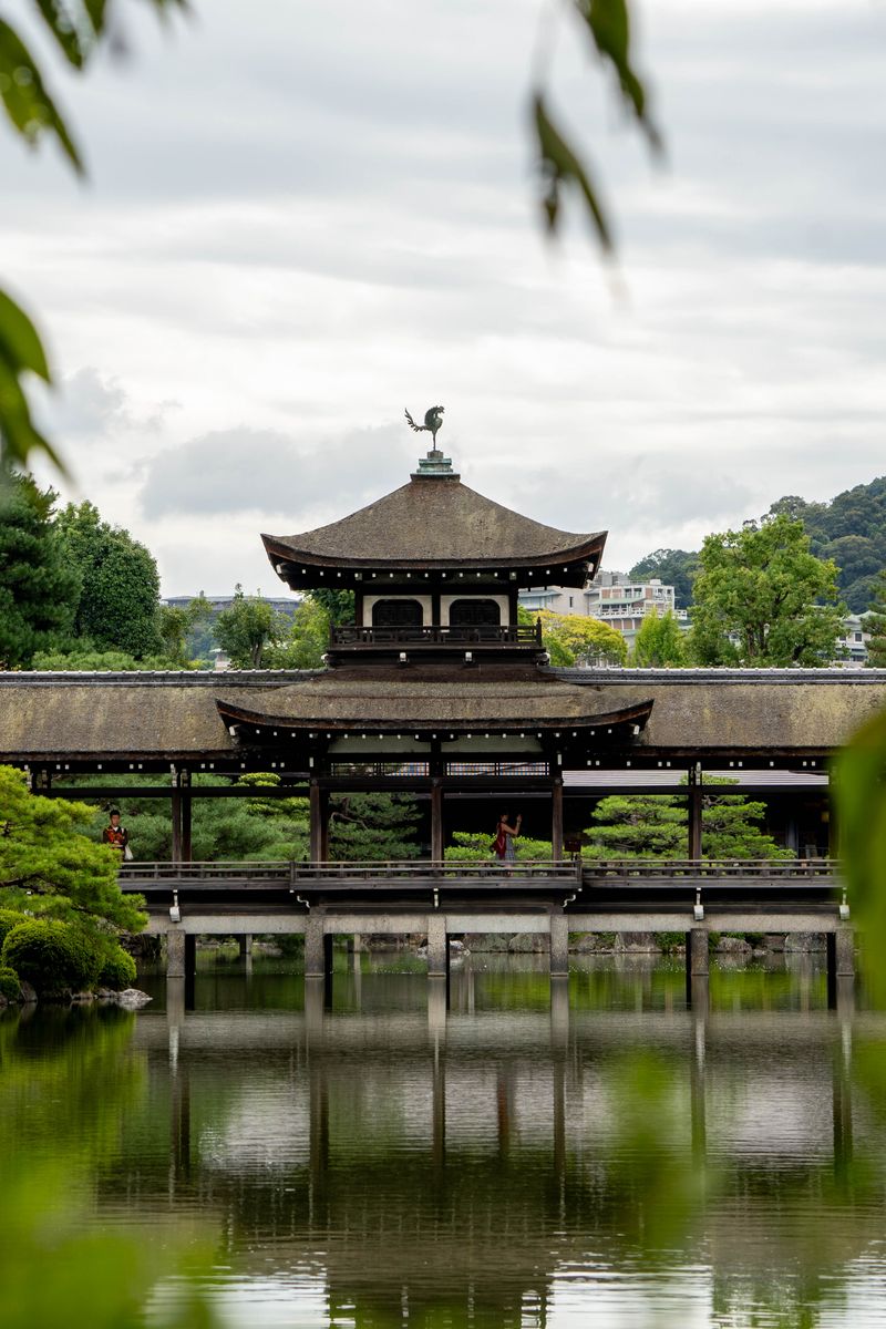 平安神宮の池に映る神苑の風景