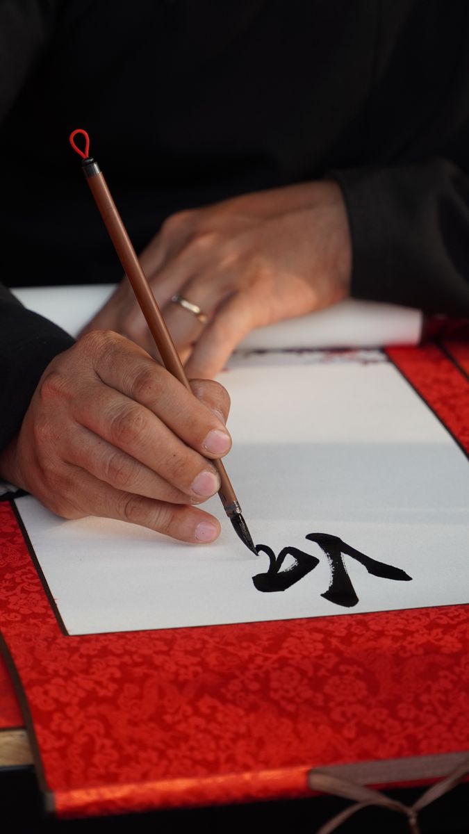 筆で文字を書く手元