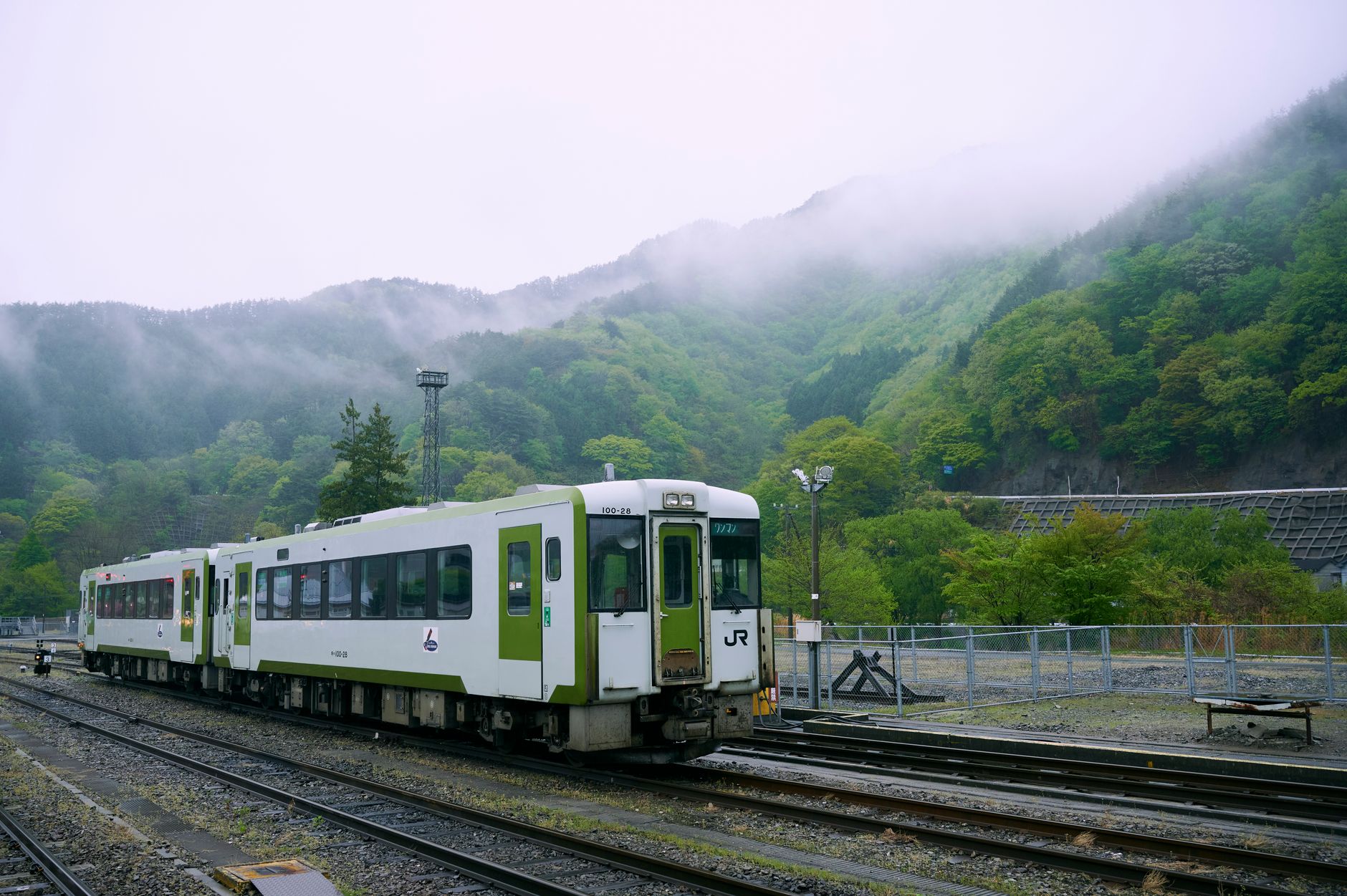 霧に包まれた山あいを走る列車