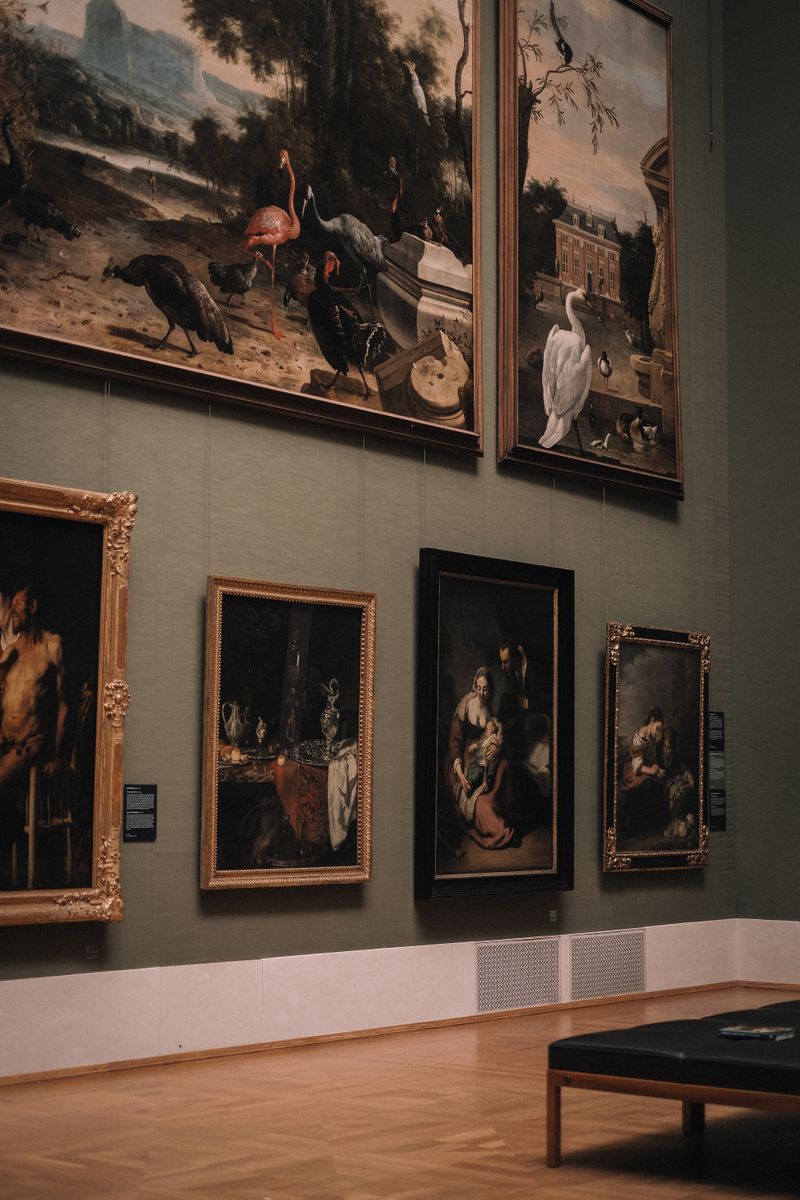絵画作品が並ぶ展示室
