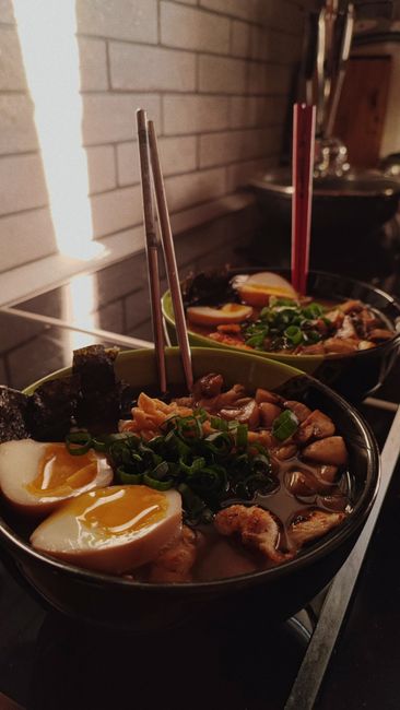 湯気の立つラーメンの器