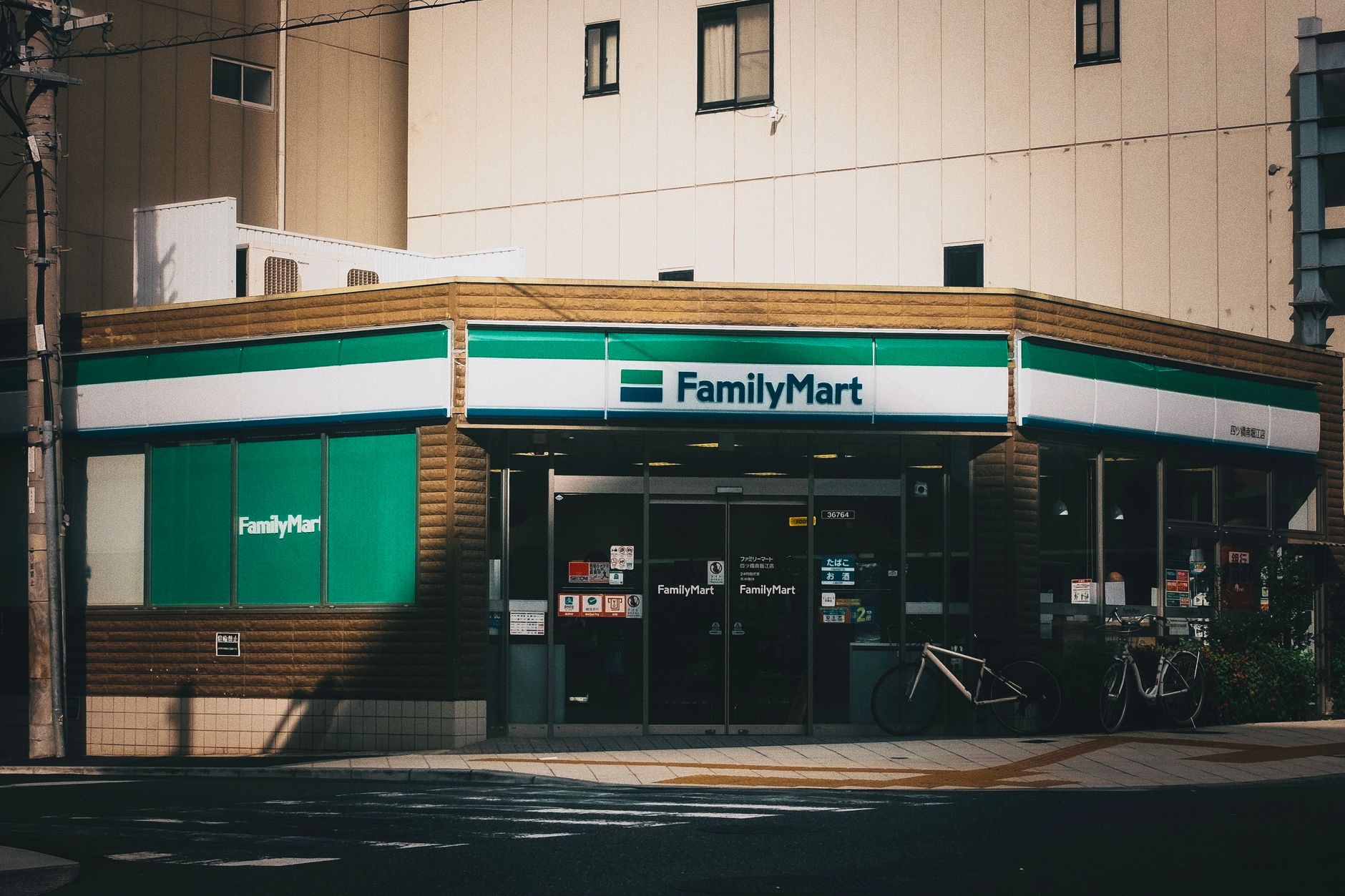 夕方のコンビニ店舗の外観