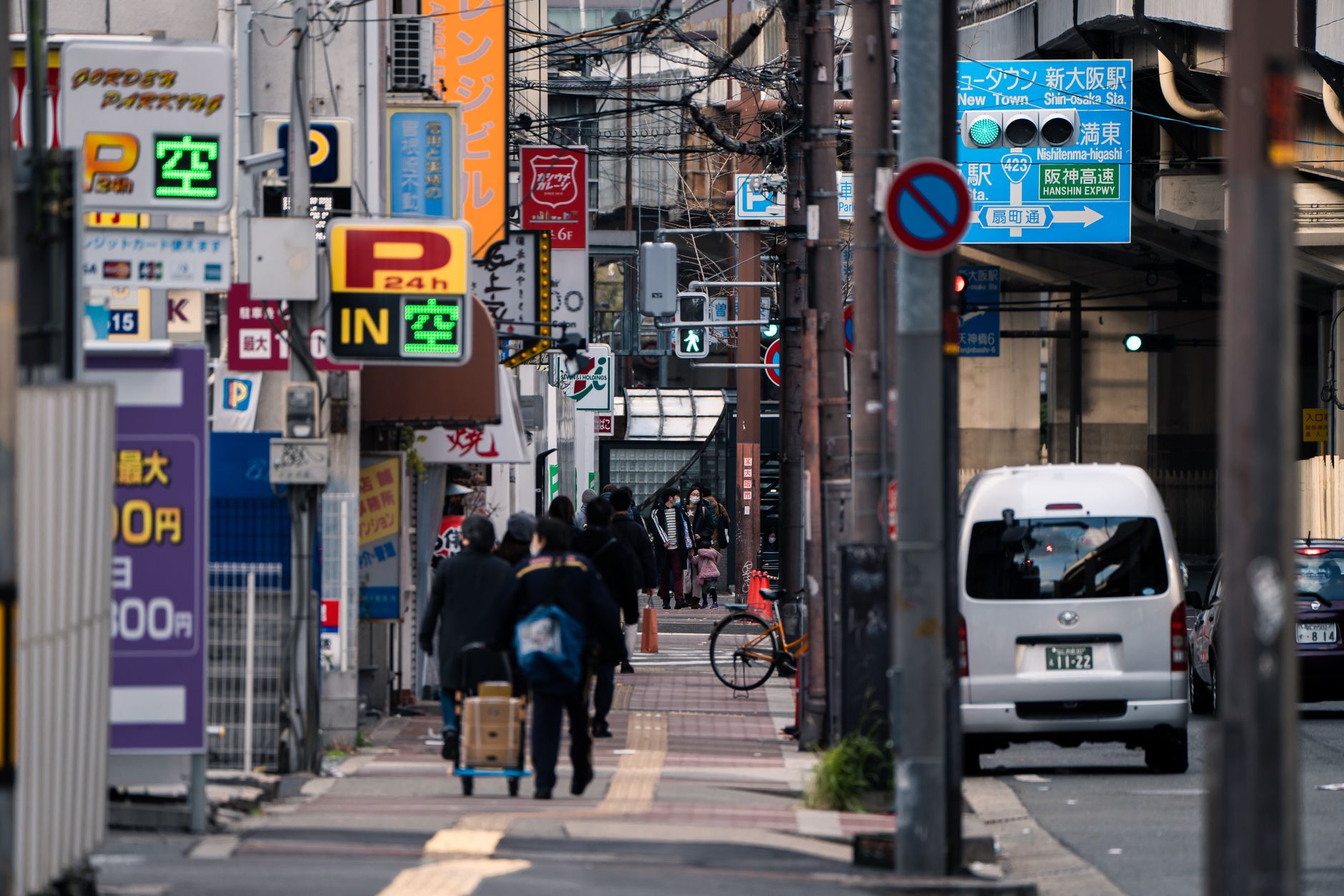 日本の繁華街を歩く人々のイメージ