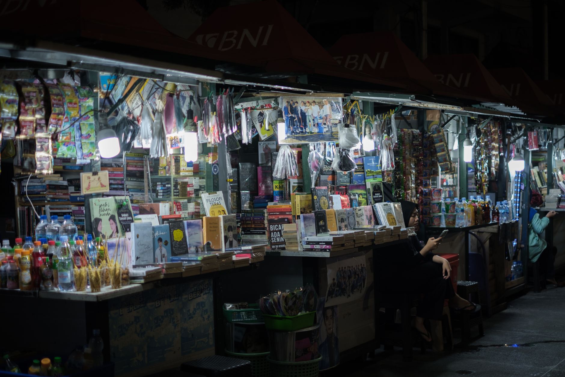 屋台に並ぶ古本market のイメージ