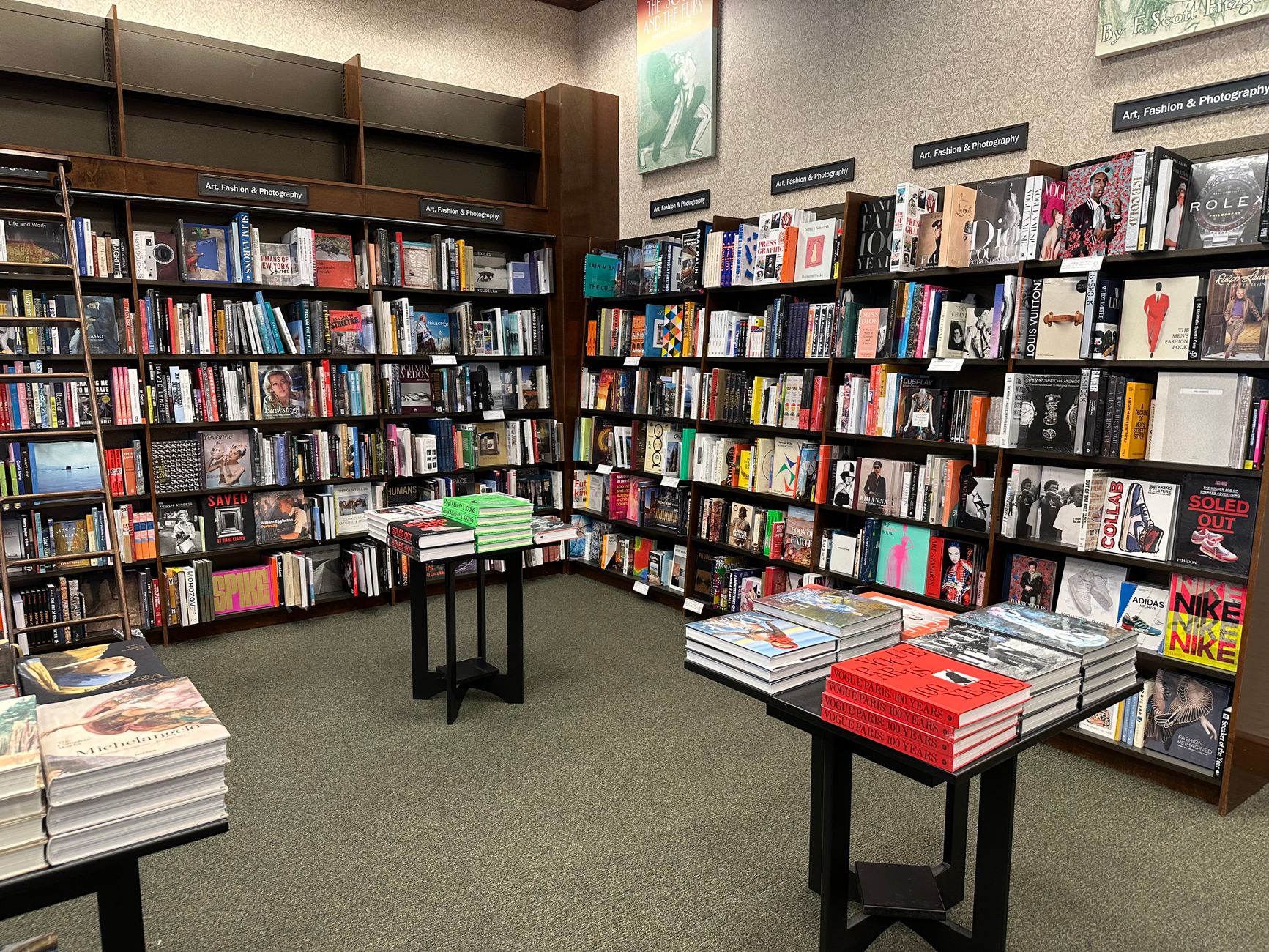 書店の本棚のイメージ