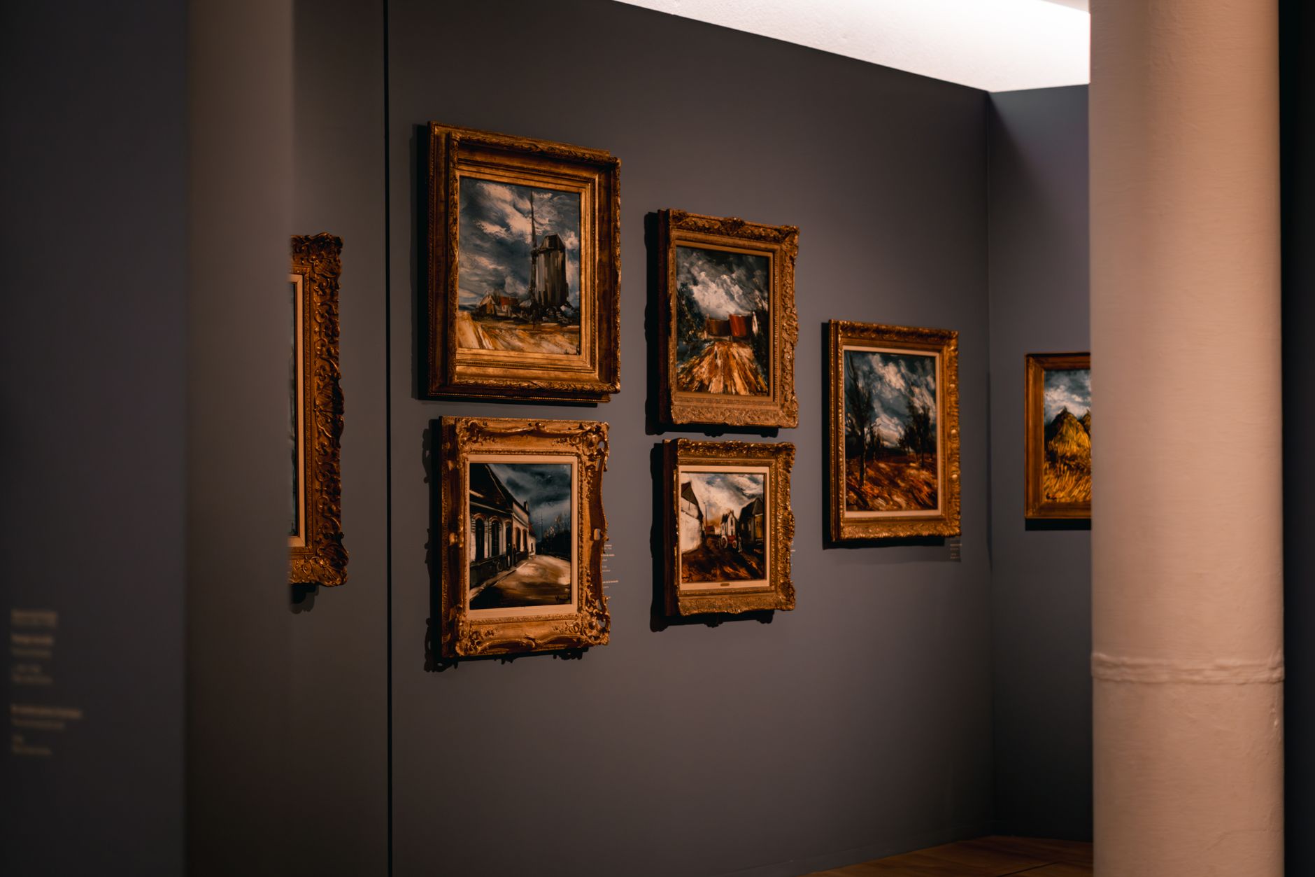 絵画作品が並ぶ美術館ギャラリーの展示風景