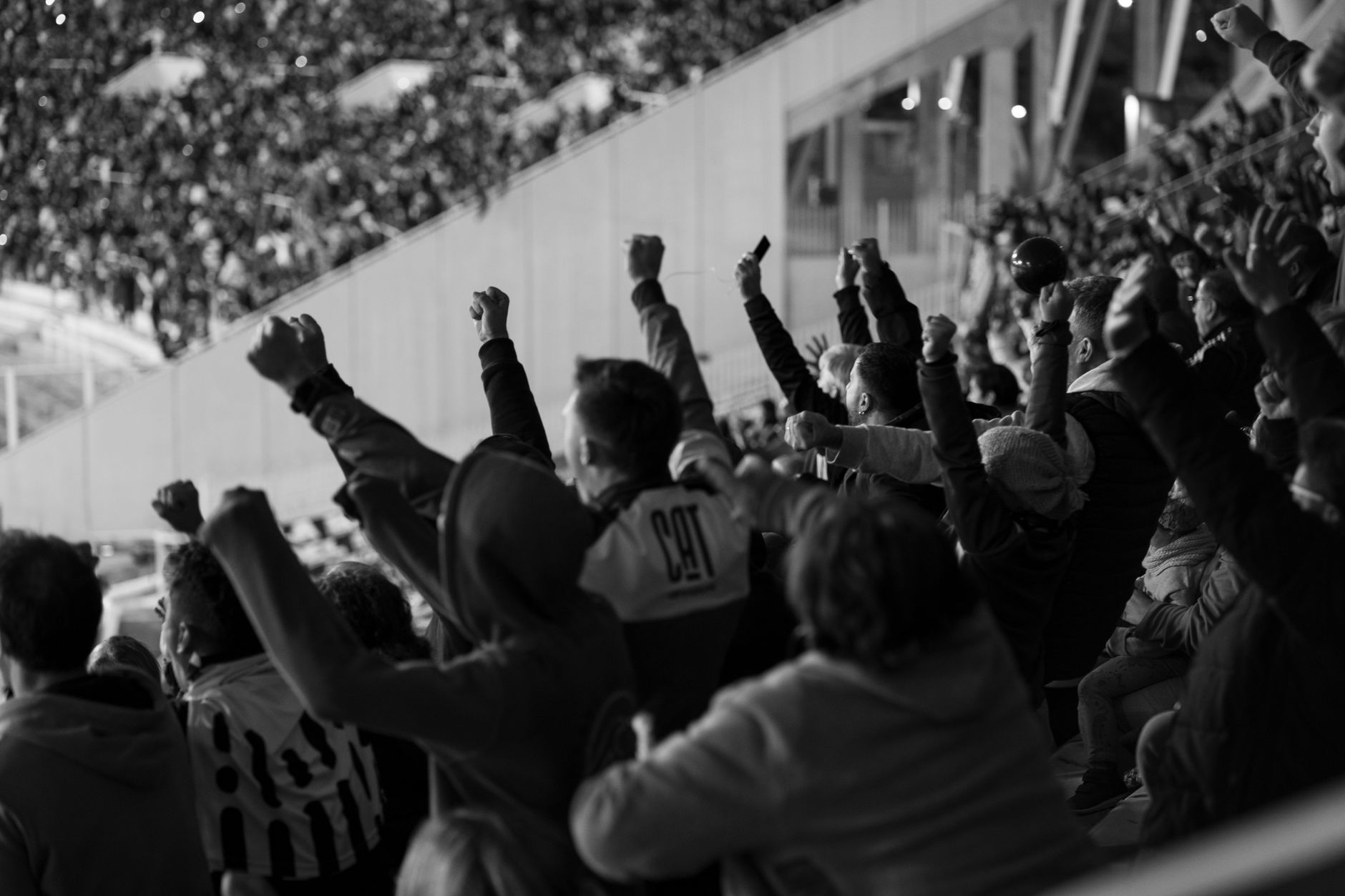 サッカー観戦する観客席のイメージ