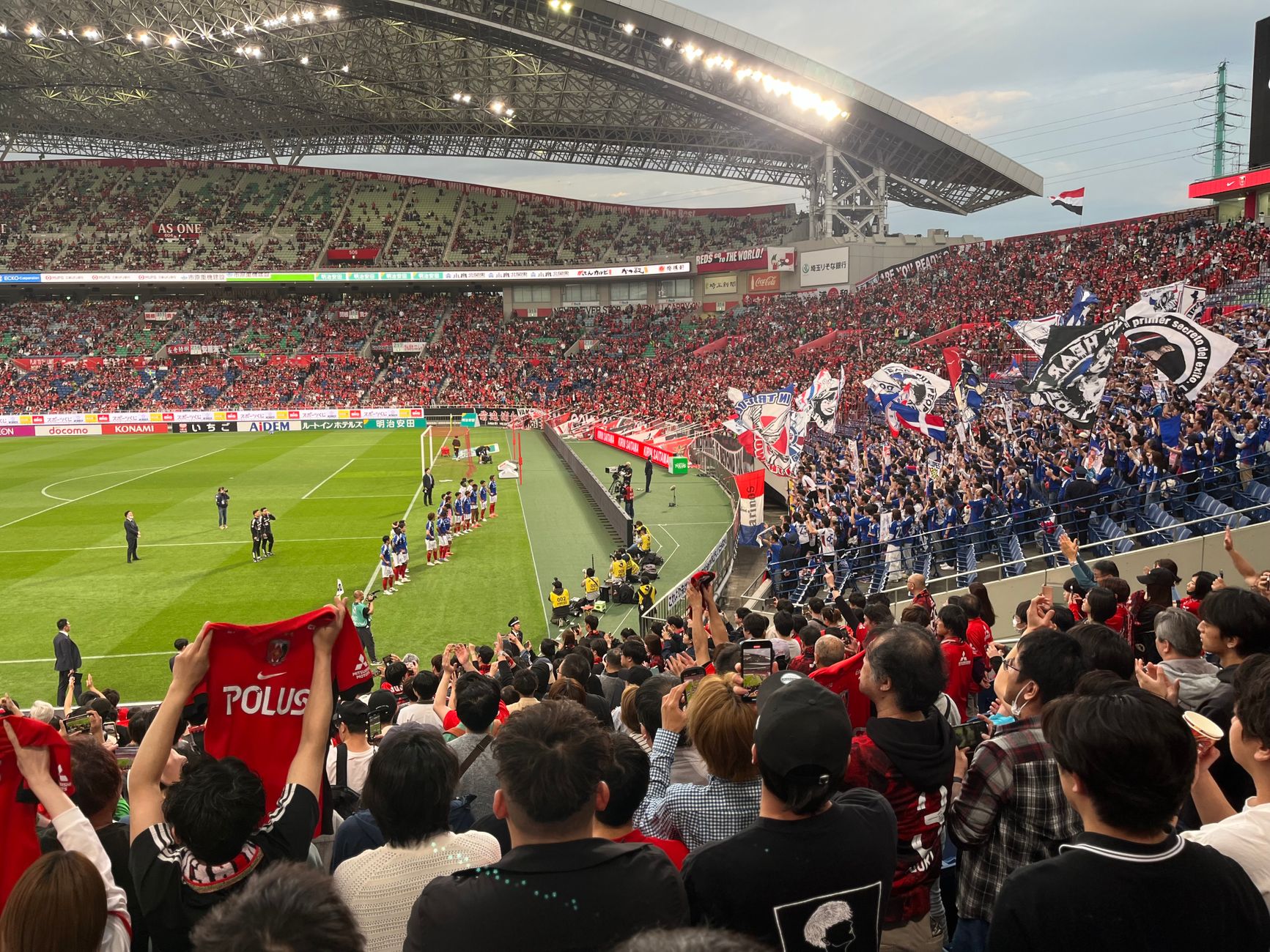 サッカースタジアムの試合開始前のイメージ