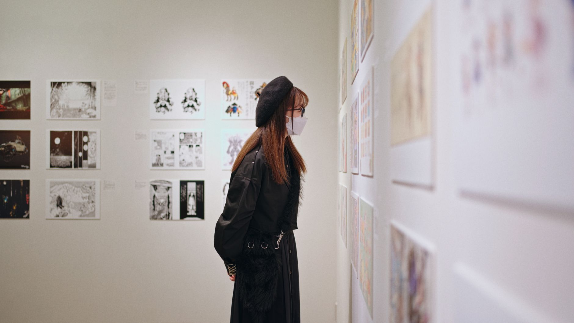 美術展の展示室のイメージ