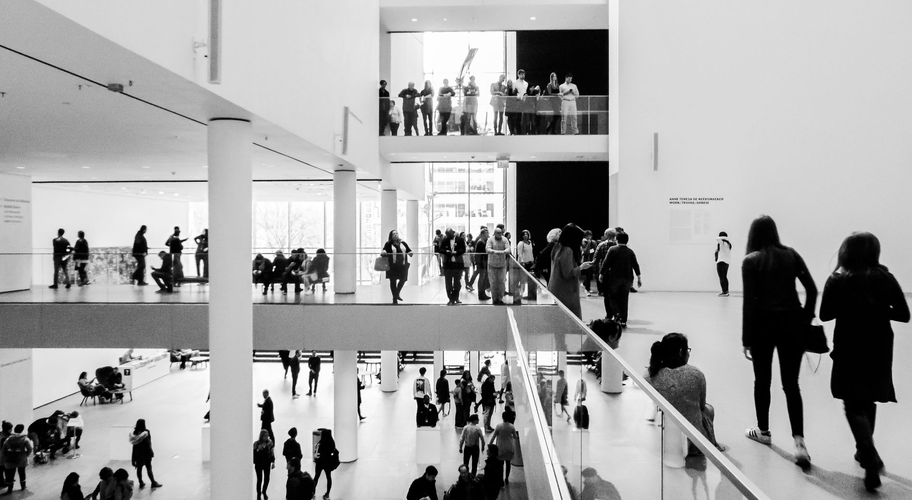 美術館の展示室のイメージ