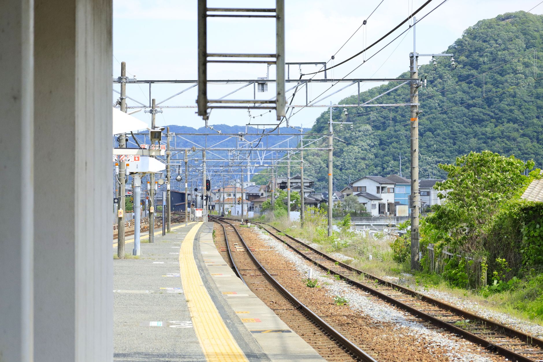 兵庫県内の駅ホームの風景