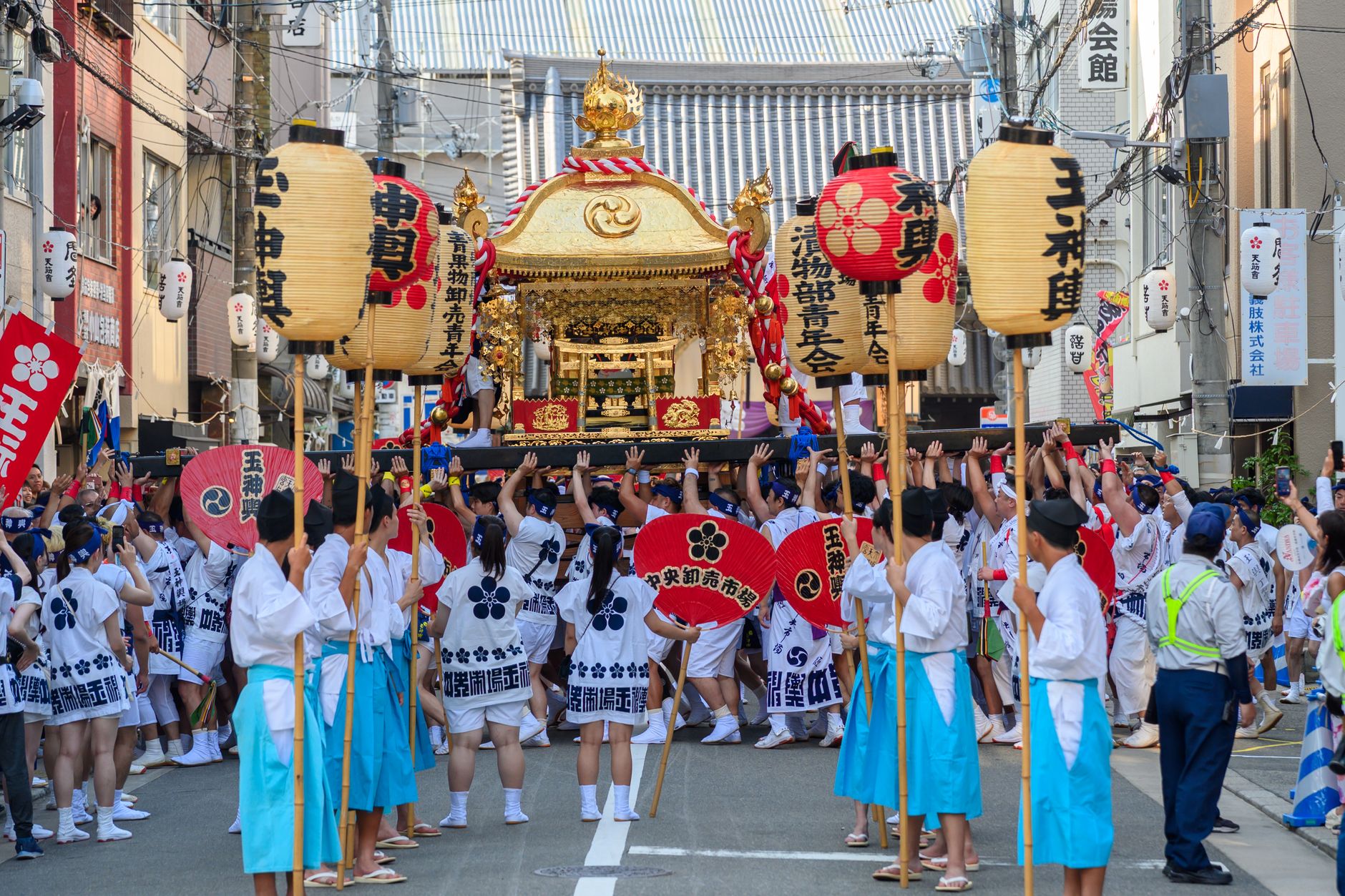 夏祭り・野外イベントで賑わう人々のイメージ