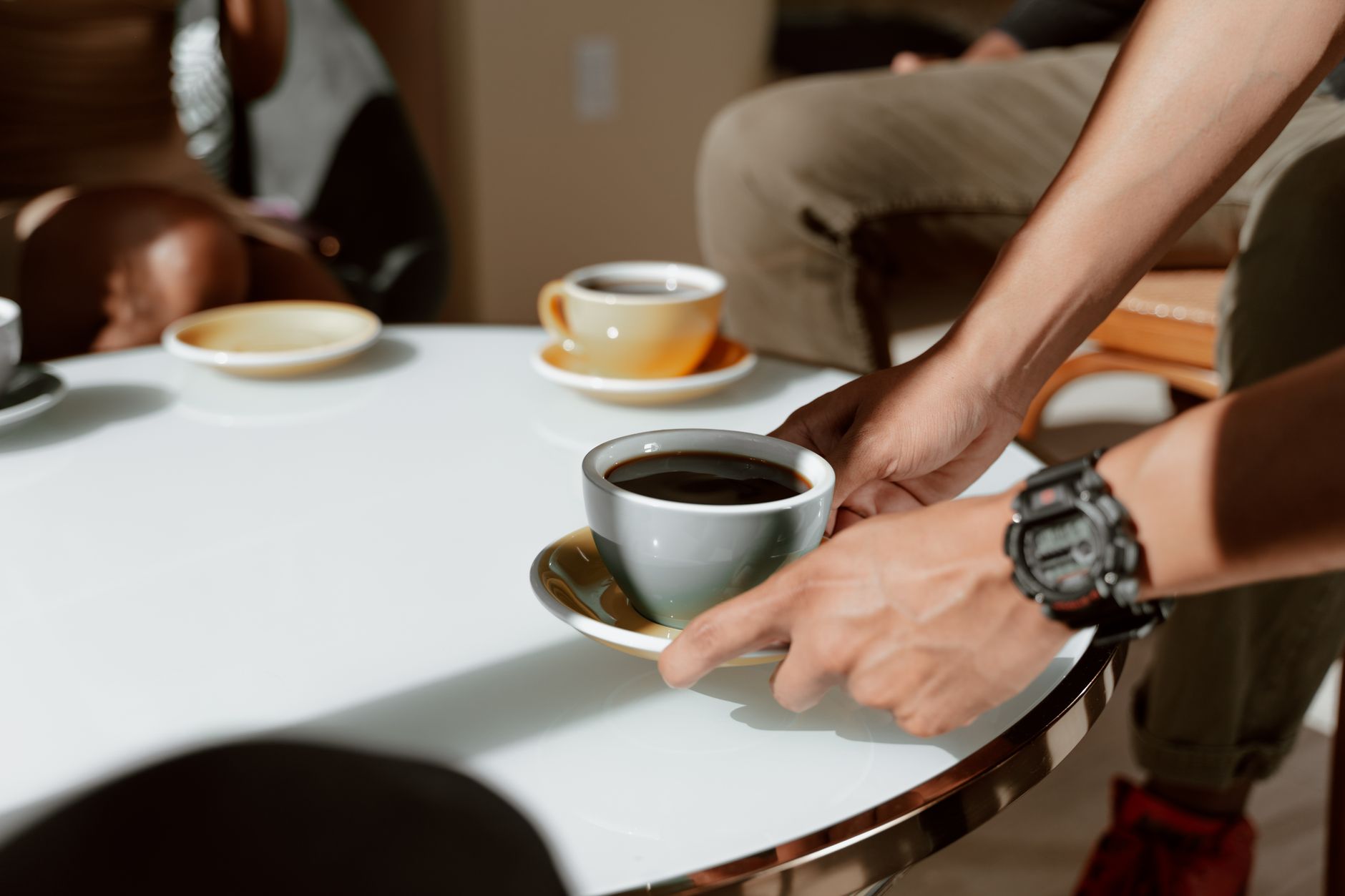 コーヒーをテイスティングするイメージ