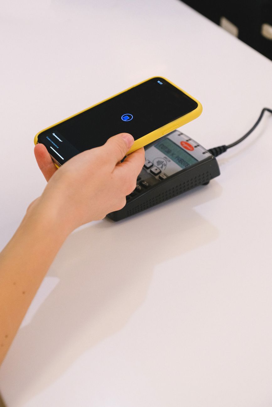 スマートフォンでのタッチ決済のイメージ