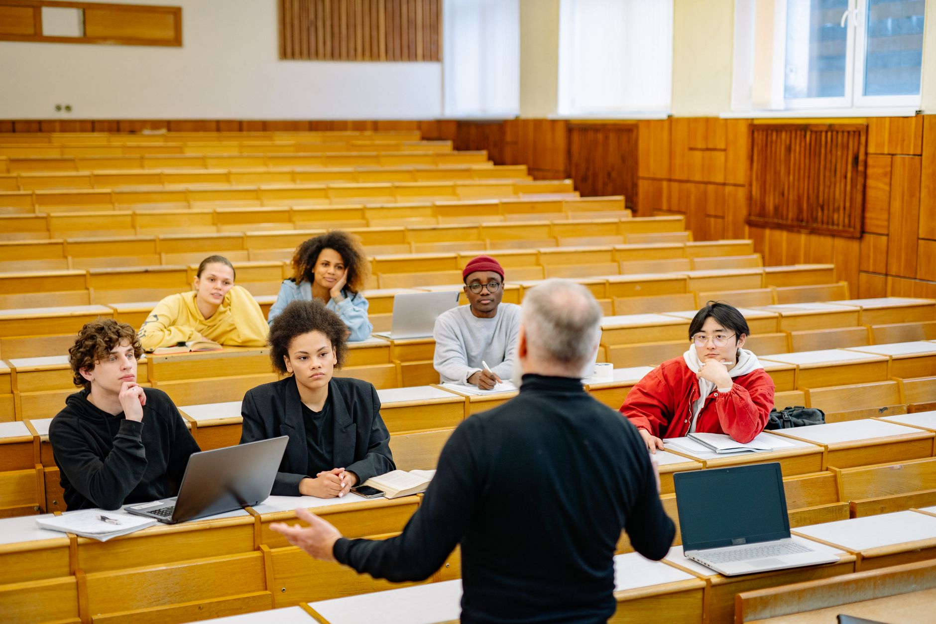 大学の講義室のイメージ
