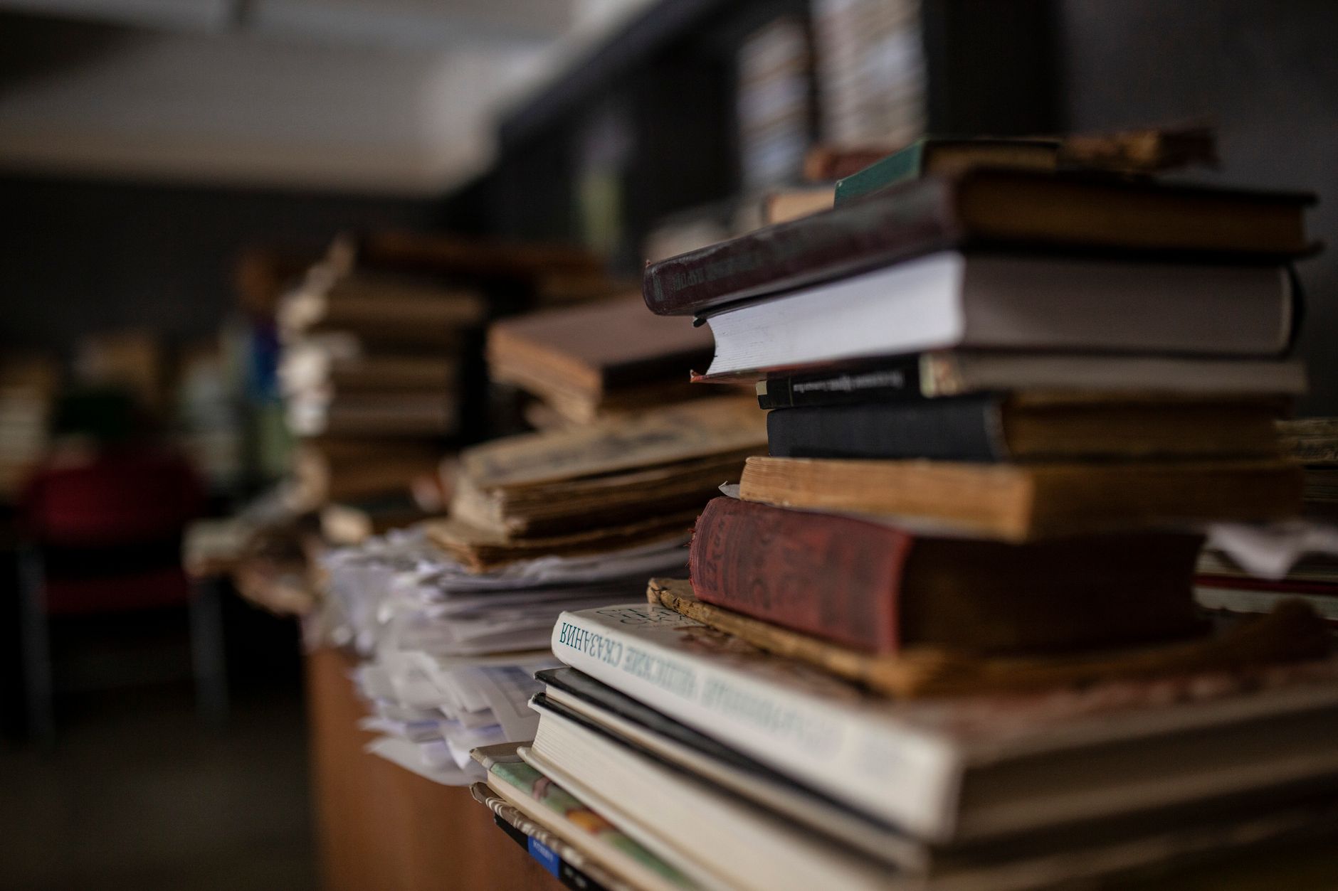 薄暗い店内に積まれた古書の山