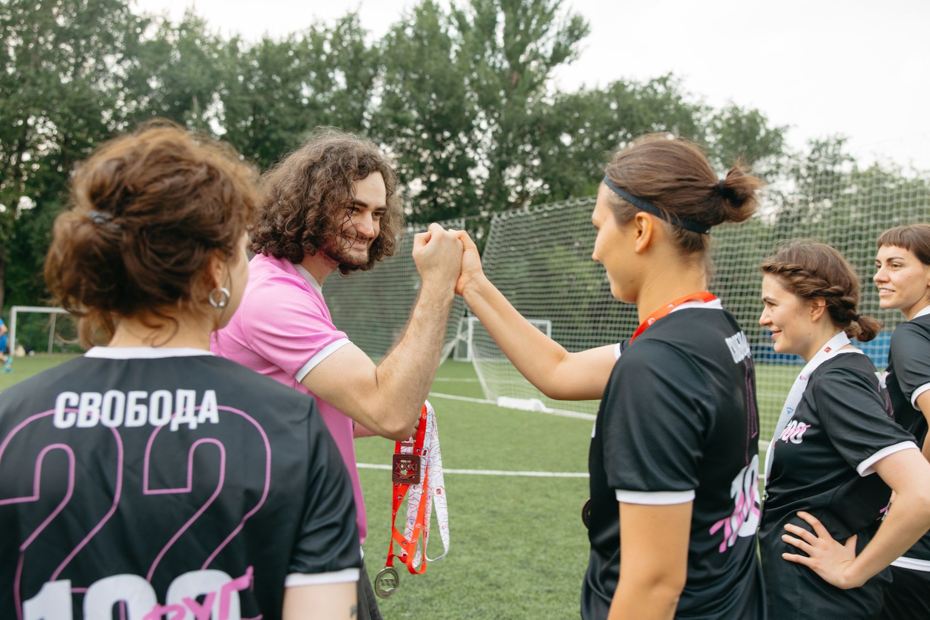サッカーチームの勝利の瞬間のイメージ