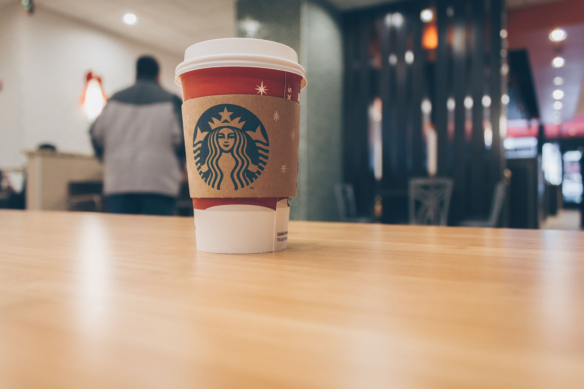 テーブルに置かれたコーヒーカップのイメージ