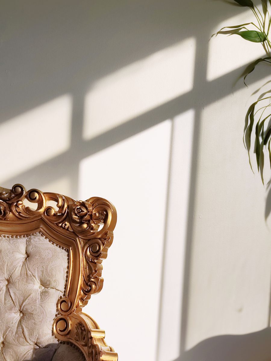 金色のロカイユ装飾が施された猫脚の椅子