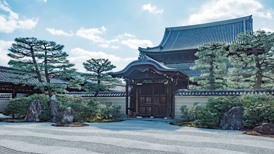 京都の禅寺の山門と石庭