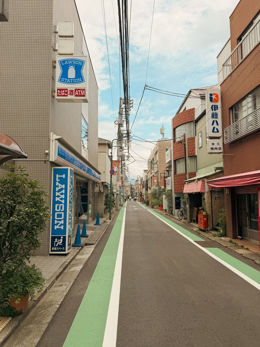 ATMの看板が掲げられたローソンの店舗外観