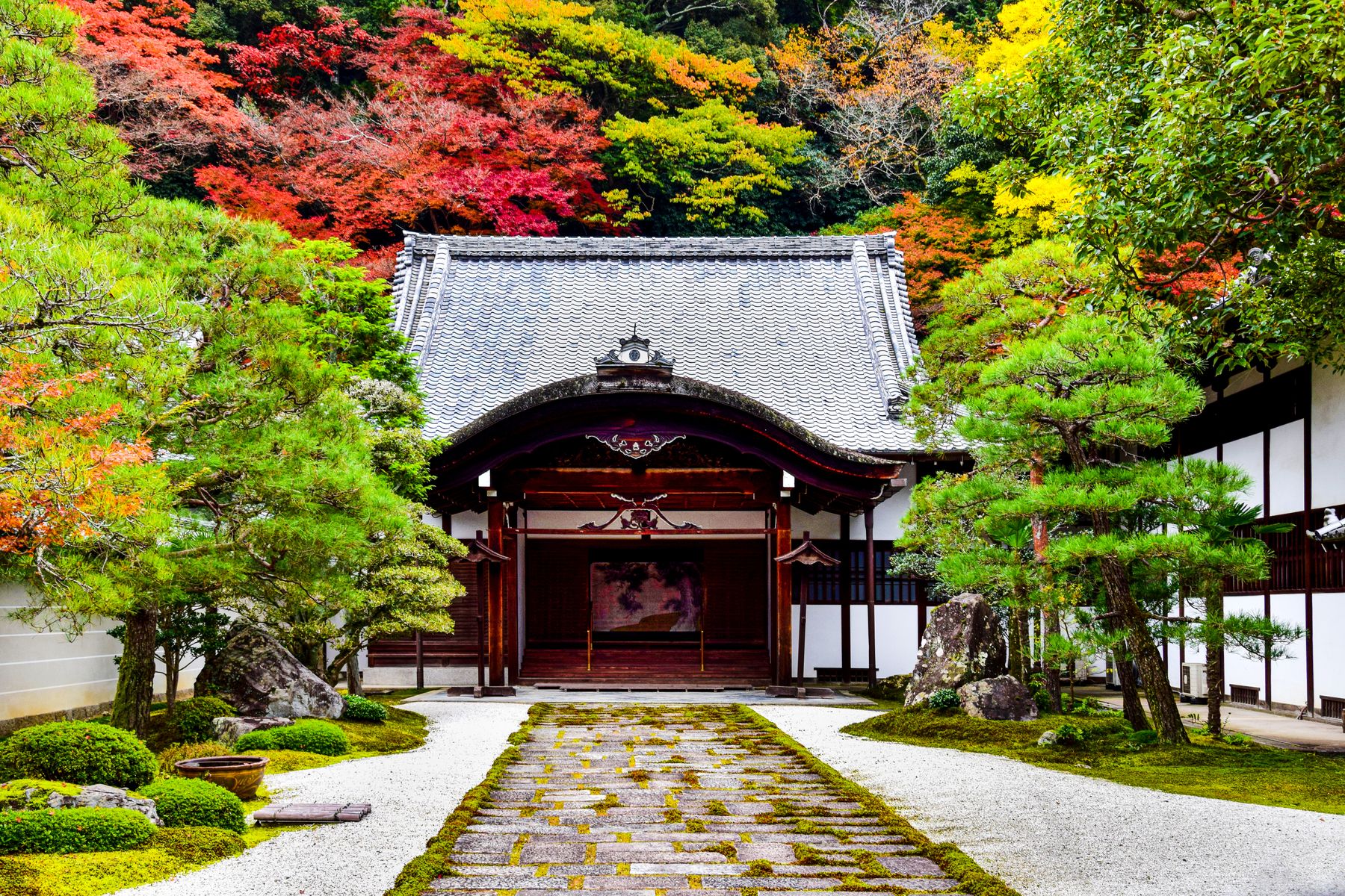 秋の京都、寺院庭園のイメージ