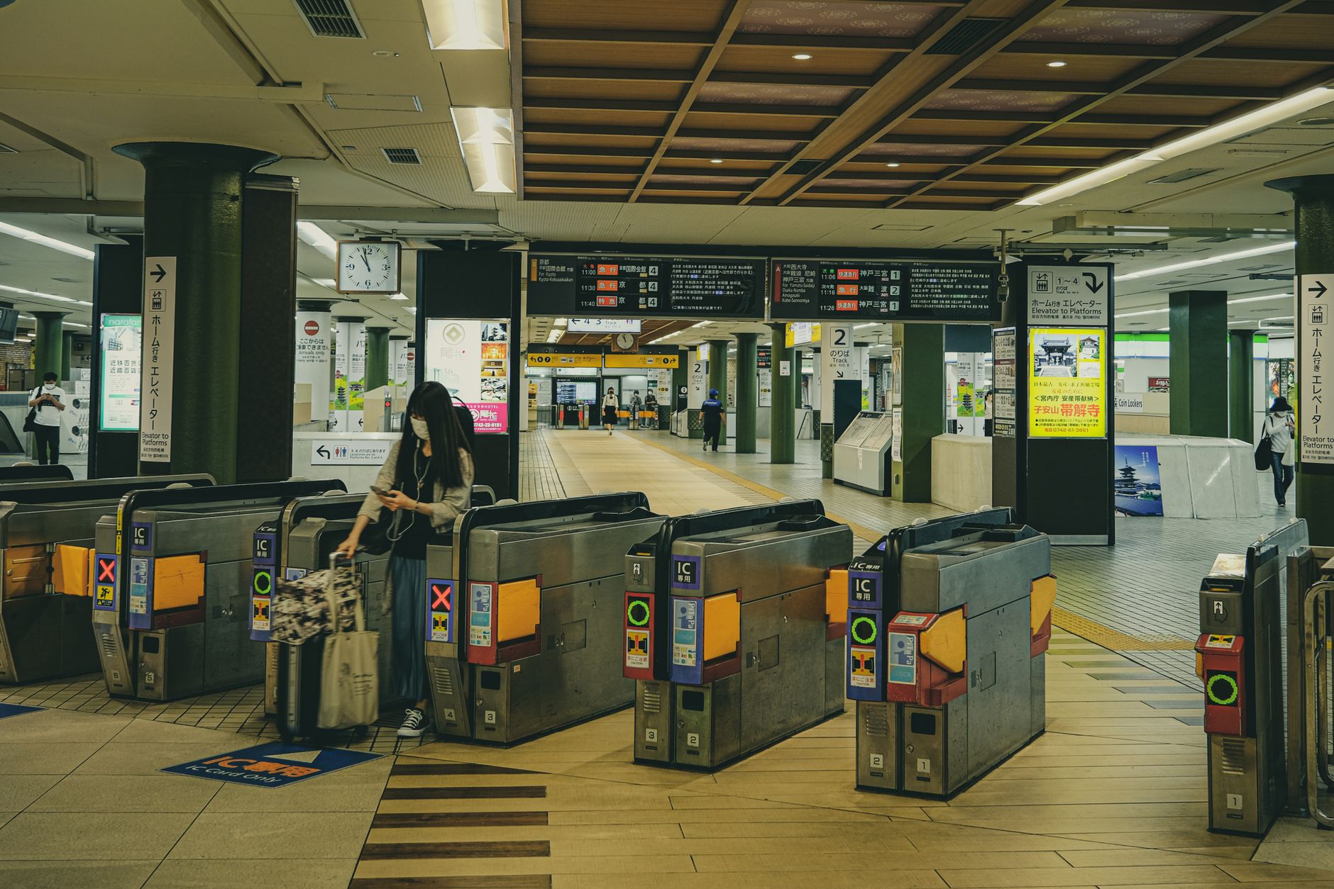 駅の改札を通過する様子