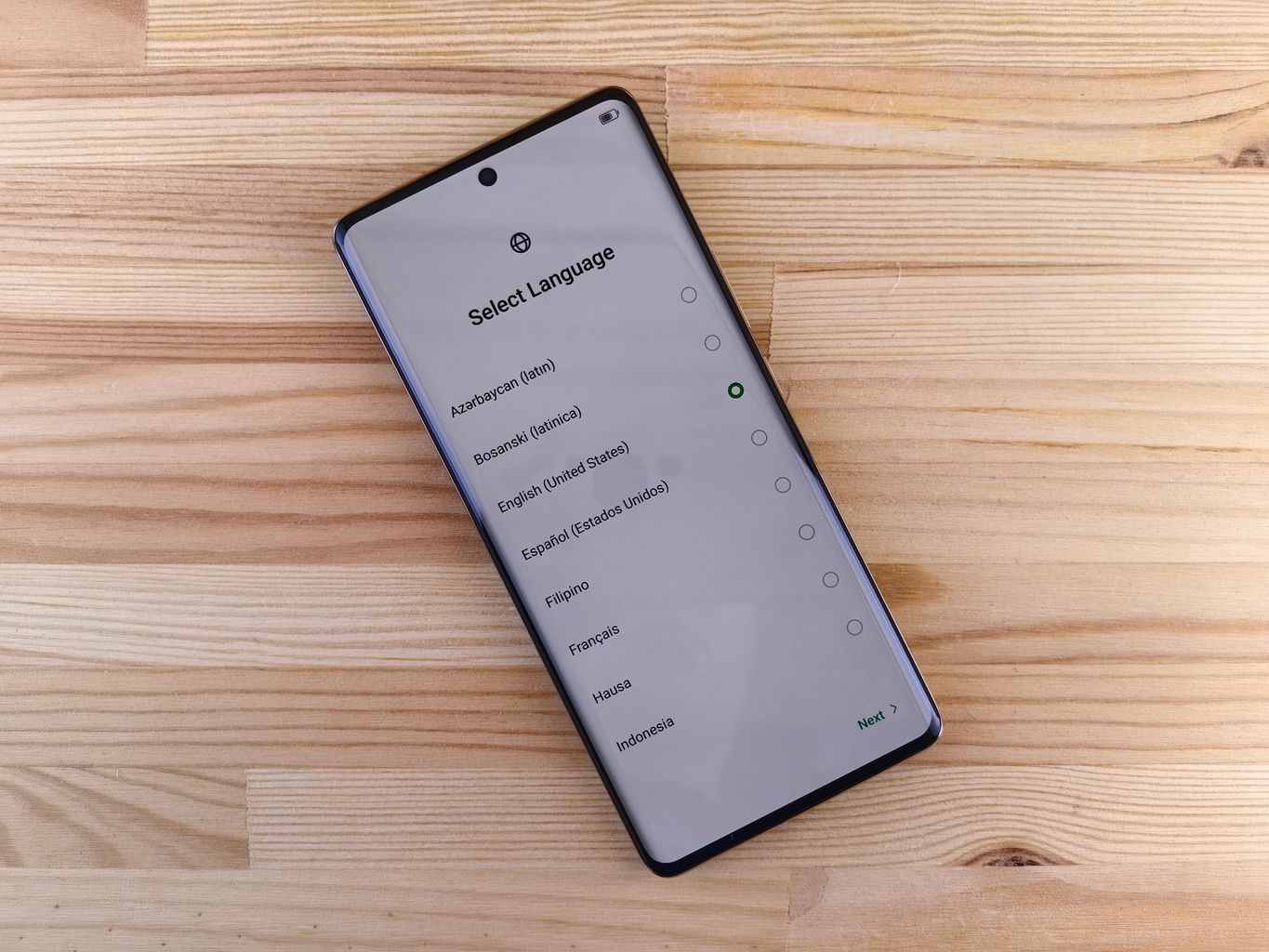 スマートフォンの設定画面を操作する手元
